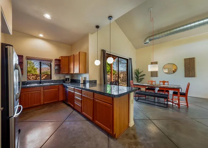 Stylish, 4 Bedroom 3 Ba, Fenced Backyard, Garage Holiday home