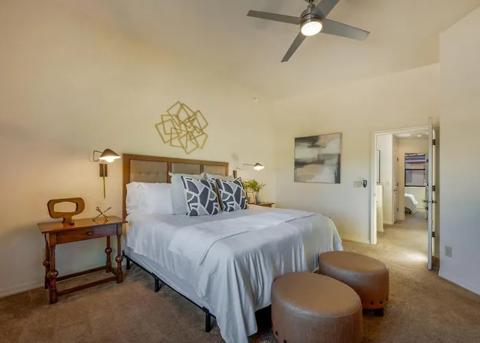 Stylish, 4 Bedroom 3 Ba, Fenced Backyard, Garage Holiday home