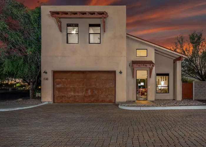 Holiday home Stylish, 4 Bedroom 3 Ba, Fenced Backyard, Garage Tucson