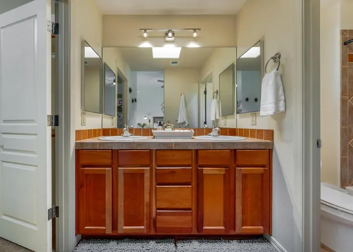 Stylish, 4 Bedroom 3 Ba, Fenced Backyard, Garage *