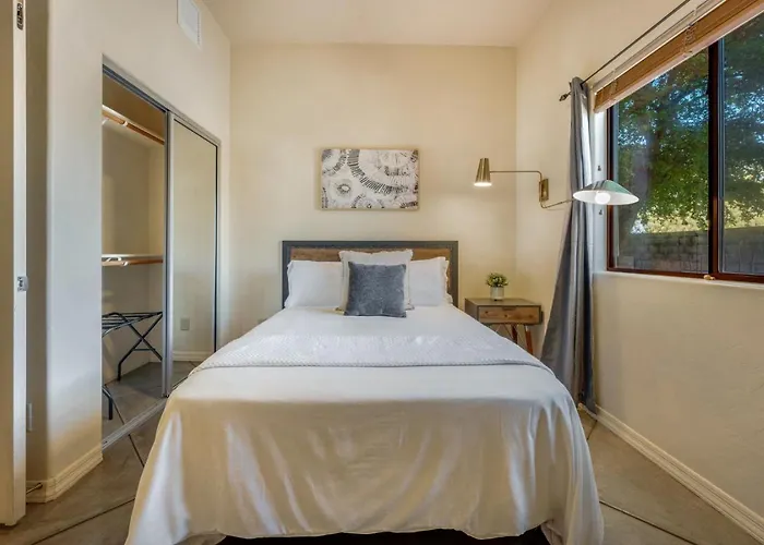 Stylish, 4 Bedroom 3 Ba, Fenced Backyard, Garage Tucson