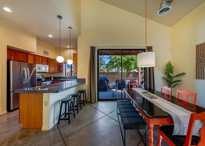 Holiday home Stylish, 4 Bedroom 3 Ba, Fenced Backyard, Garage