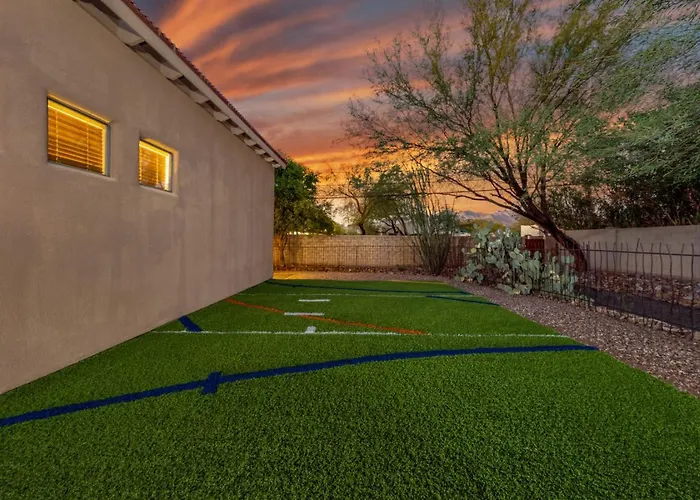 Stylish, 4 Bedroom 3 Ba, Fenced Backyard, Garage Holiday home Tucson