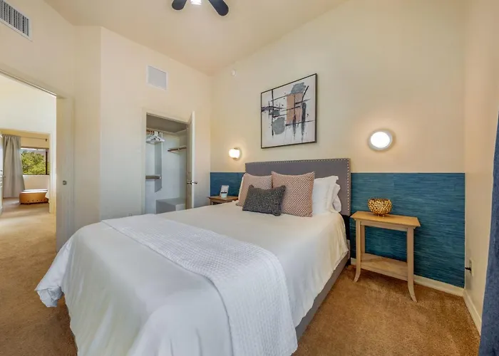 Stylish, 4 Bedroom 3 Ba, Fenced Backyard, Garage Holiday home