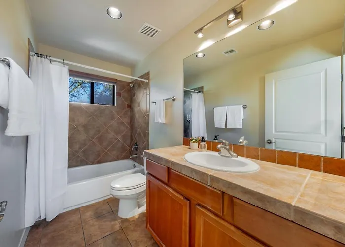 Stylish, 4 Bedroom 3 Ba, Fenced Backyard, Garage Holiday home *