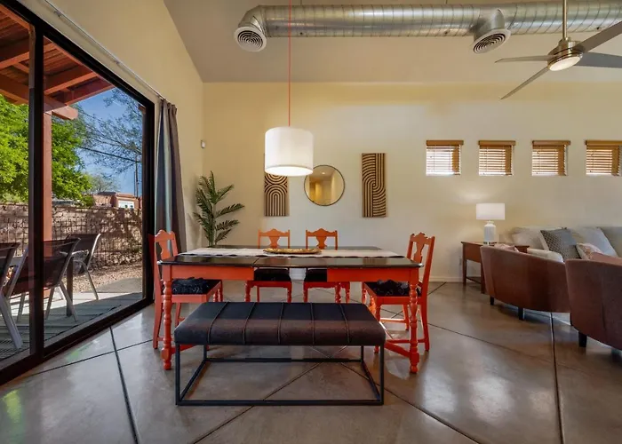 Holiday home Stylish, 4 Bedroom 3 Ba, Fenced Backyard, Garage