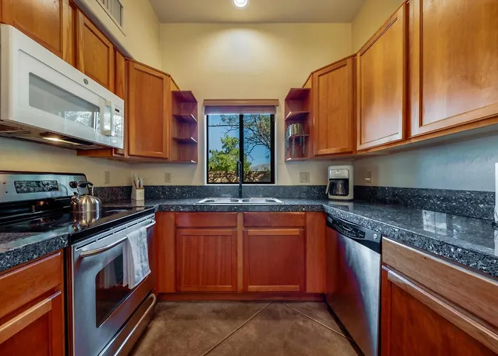 Stylish, 4 Bedroom 3 Ba, Fenced Backyard, Garage