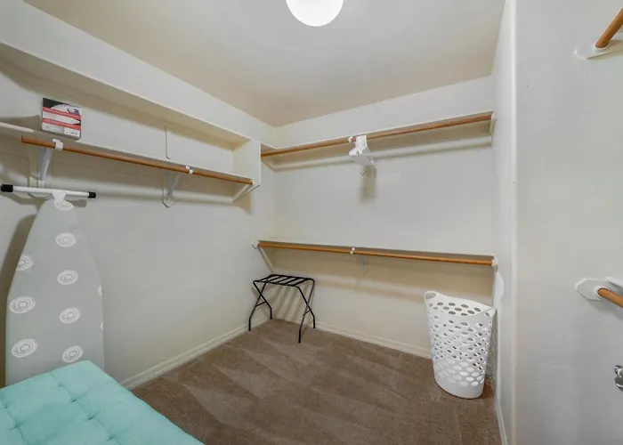 Stylish, 4 Bedroom 3 Ba, Fenced Backyard, Garage Holiday home
