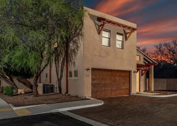 Stylish, 4 Bedroom 3 Ba, Fenced Backyard, Garage Holiday home Tucson