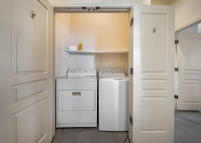 Stylish, 4 Bedroom 3 Ba, Fenced Backyard, Garage Holiday home Tucson