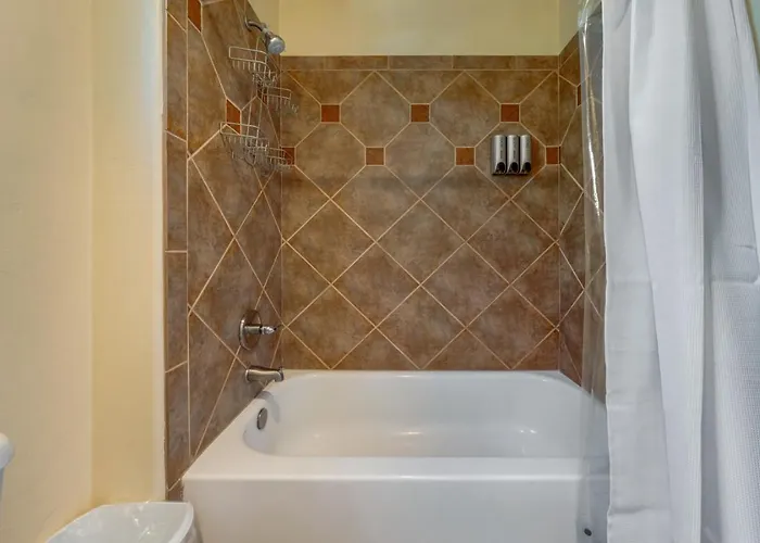 Holiday home Stylish, 4 Bedroom 3 Ba, Fenced Backyard, Garage *