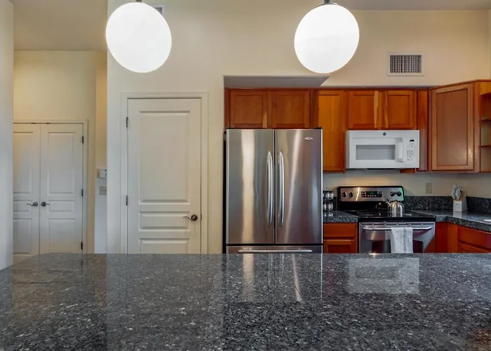 Stylish, 4 Bedroom 3 Ba, Fenced Backyard, Garage Holiday home